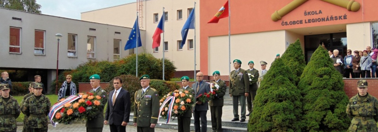 Před slavnostním slibem proběhl v areálu školy pietní akt s položením věnců.