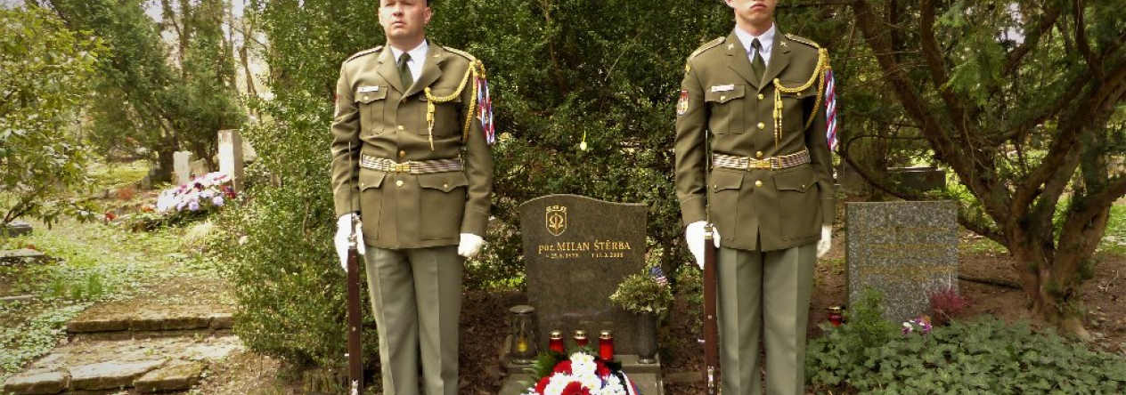 Čestná stráž u hrobu por. i. m. Milana Štěrby