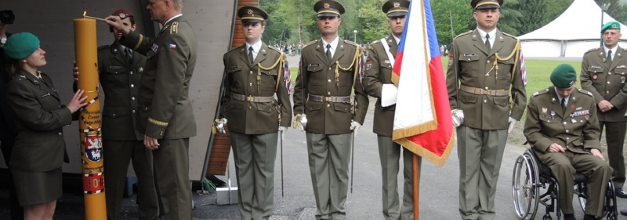 Svíci za české vojáky a jejich rodiny zapálil armádní generál Josef Bečvář