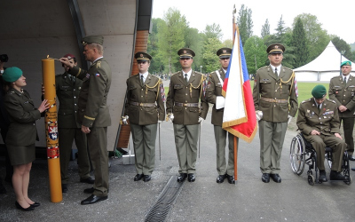 Svíci za české vojáky a jejich rodiny zapálil armádní generál Josef Bečvář
