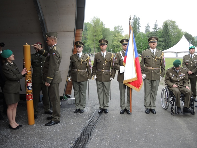 Svíci za české vojáky a jejich rodiny zapálil armádní generál Josef Bečvář