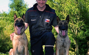 Tomáš Procházka se svými dvěma čtyřnohými kamarády.
