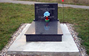 Původní pomník na místě tragické dopravní nehody, při níž přišel Václav Martínek o život.