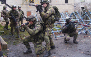 Lukáš Syruček (uprostřed) při výcviku v České republice (září 2008).