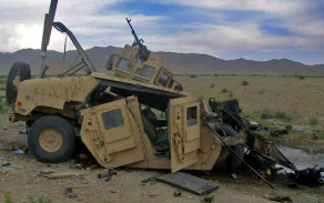 Zničené obrněné vozidlo Humvee, při jehož explozi padl Radim Vaculík.