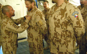 Vyznamenávání Milana Štěrby v Afghánistánu (únor 2008).