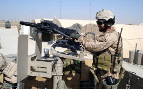 Jiří Schams při obsluze AGS (Afghánistán, říjen 2007).