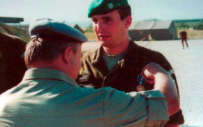 Poslední snímek Vlastislava Hendricha při vyznamenávání medailí NATO (září 2002).