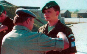 Poslední snímek Luďka Severy při vyznamenávání medailí NATO (září 2002).