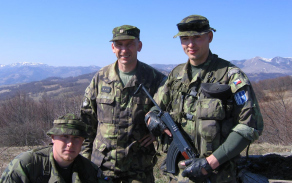 S kamarády v Kosovu v dubnu 2007 (Lukáš Syruček první zprava).