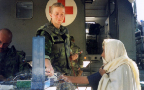 Pavla Valčíková při ošetřování místních obyvatel (Afghánistán 2002).