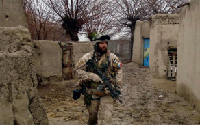 Jiří Schams během patroly v afghánské vesnici (leden 2008).
