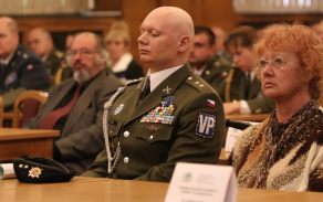 Jiří Schams s maminkou v Hlavním sále Ministerstva obrany na Valech (červen 2009).