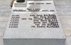 Detail pietního místa 601. skupiny speciálních sil se jménem Pavla Maurera.