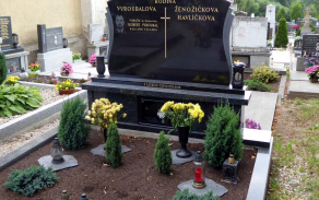 Místo posledního odpočinku Roberta Vyroubala na hřbitově v Bouzově.