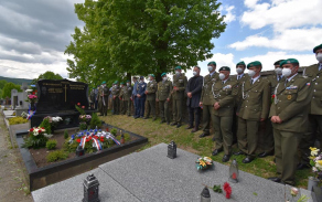 Scházíme se na místech posledního odpočinku našich kamarádů. Foto: 73. tankový prapor