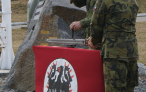 Velitel 42. mpr symbolicky vysekl do meče jeden zásek za každého zemřelého táborského vojáka.