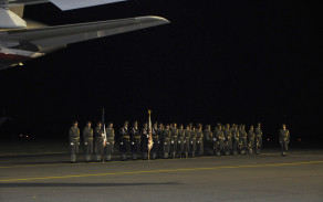 Čestná stráž AČR a Ústřední vojenská hudba nastoupená za armádním speciálem