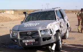 Poškozená Toyota na místě tragické nehody u Alí Al-Gharbí, při níž byl Pavel Mauer těžce zraněn (Irák, 8. květen 2003).