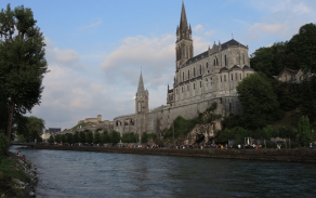 Pohled na poutní areál v Lurdech
