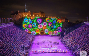 Společné vystoupení VUS Ondráš a Ústřední hudby AČR na edinburghském hradě. Autor: www.shothappens.co.uk