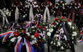 Mezi smutečními věnci byly i ty od prezidenta České republiky, předsedy vlády a dalších ústavních činitelů i přátel od Vojenské policie.