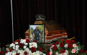 Rakev s ostatky štábního praporčíka i. m. Tomáše Procházky pod katafalkem zaplavily desítky smutečních květin a věnců.