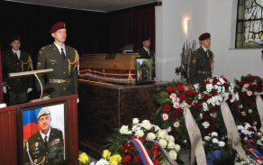 Obřad se uskutečnil s vojenskými poctami a u rakve stála Čestná stráž AČR.