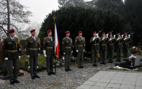 Čestná stráž Armády České republiky se postarala o čestné salvy.