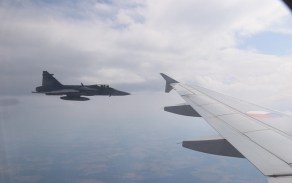 Vojenský speciál nad Českou republikou doprovodily stíhačky Gripen