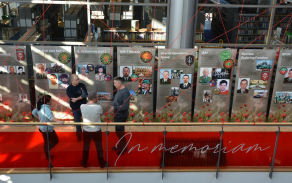 Momentka z nedělní instalace výstavy In memoriam. 