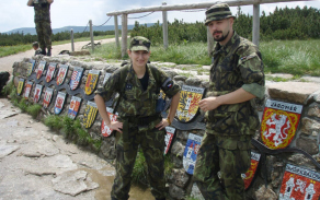 Markéta Janečková během přesunů u pramenu Labe, Krkonoše.
