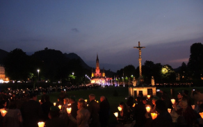 Sobotní program zakončil světelný průvod 