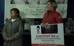 Soňa Štěrbová při slavnostním převzetí dárcovského šeku