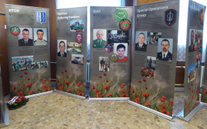 Výstava In memoriam v prostorách školy se vzpomínkovým věncem, který zde zástupci školy pietně položili. Děkujeme!