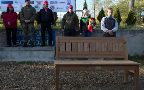 Vzpomínková lavička válečných veteránů, která byla před zahájením závodu slavnostně předána místní střelnici.