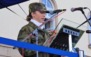Žákyně Kristina Vaňková při čtení slavnostního slibu. Nelehký úkol zvládla na výbornou. 