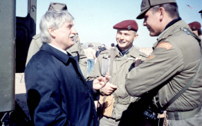František Janda (první zprava) v rozhovoru s ministrem zahraničí Jiřím Dienstbierem a Ondrejem Páleníkem (uprostřed) – Perský záliv 1991.