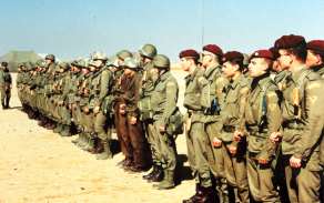 Příslušníci čs. speciální protichemické jednotky v Perském zálivu (1991).