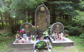 Společný hrob Jana Šenkýře a Jaroslava Lieskovana na lesním hřbitově v Hradci Králové.