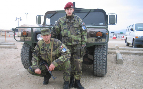 Markéta Janečková s kamarádem v únoru 2007 během své kosovské mise.