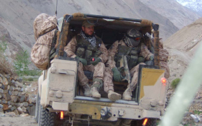 Nikolaj Martynov (vlevo) při přesunu v Afghánistánu (duben 2007).