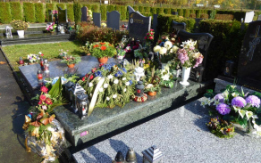 Celkový pohled na hrob Adriana Wernera v Albrechticích jen několik dní poté, co si zde jeho nejbližší připomněli 5. výročí jeho smrti.