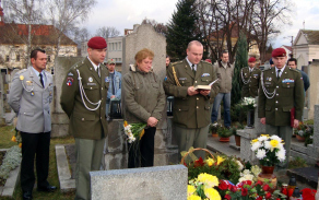 Kamarádi s Koljovou maminkou u jeho hrobu ve Štěnovicích (prosinec 2008).
